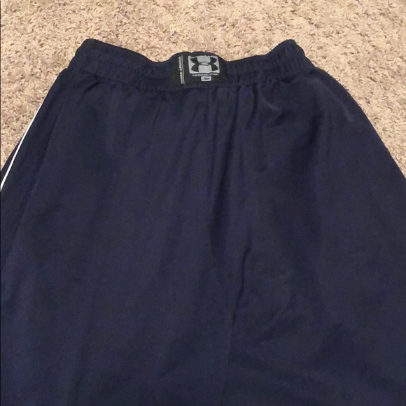 Under Armour Men’s small navy shorts - Picture 3 of 5